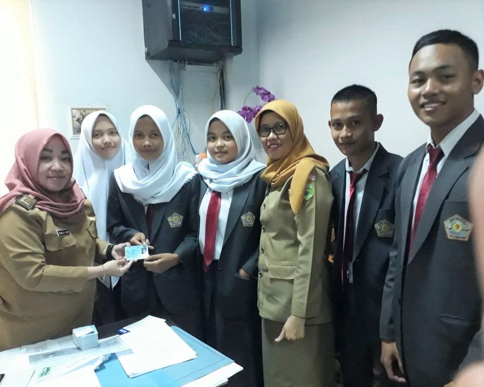 Siswa SMK Negeri 3 Palembang Menerima KTP dari Dinas Catatan Sipil (Capil) Kota Palembang
